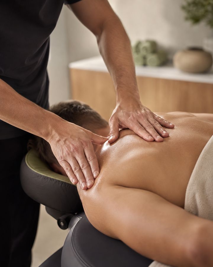 Klassische Rückenmassage im Massagestuhl